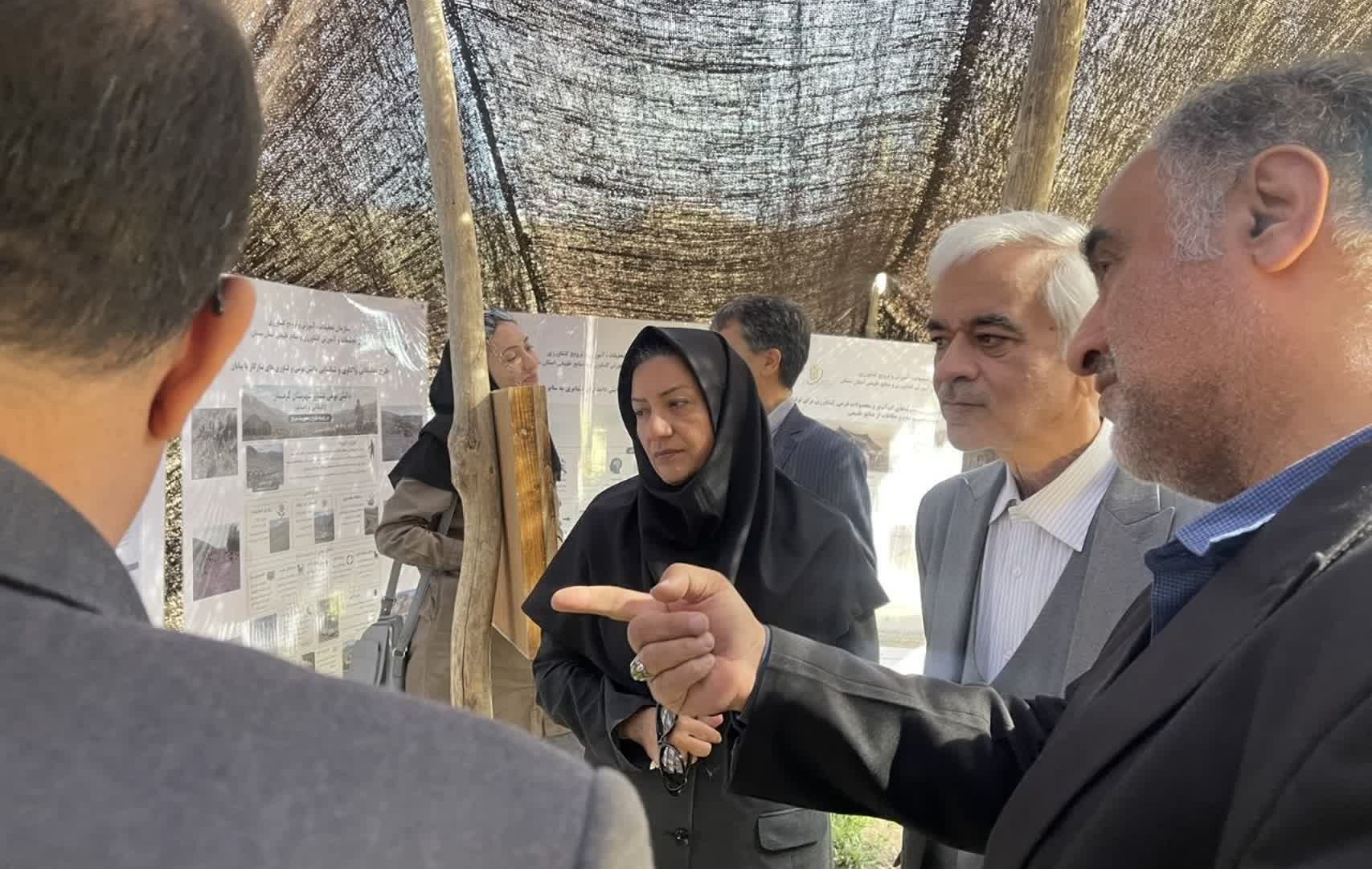 بازدید رئیس مؤسسه تحقیقات جنگل‌ها و مراتع کشور از غرفه تخصصی مرکز تحقیقات و آموزش کشاورزی و منابع طبیعی استان سمنان