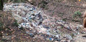 انتقال و انباشت زباله پس از وقوع بارندگی از محل دفن زباله به بستر رودخانه محلی